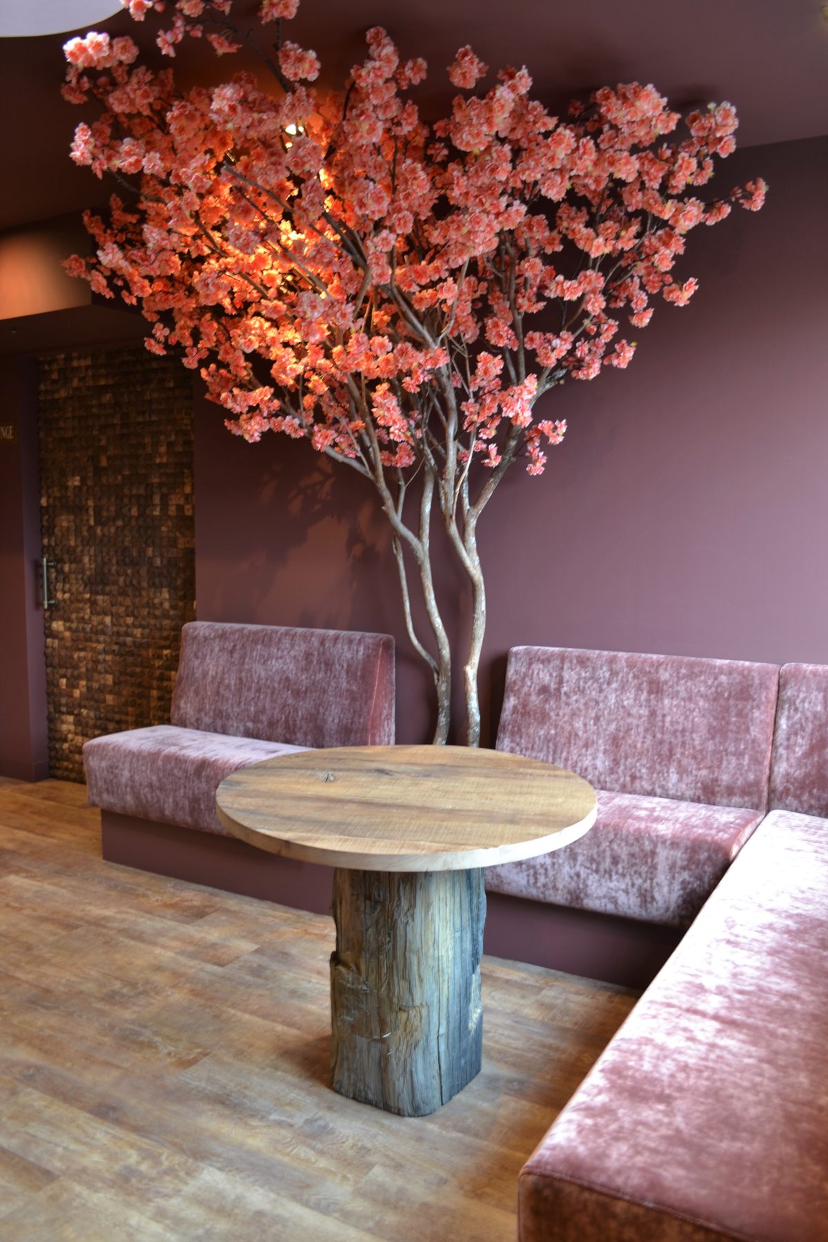 Horecaruimte met oudroze geschilderde wanden