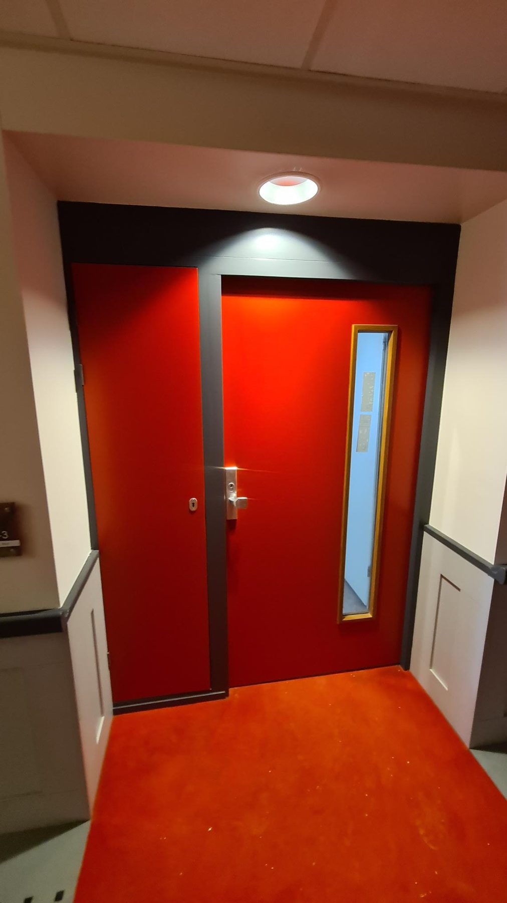 Kantoorwand in diep rood