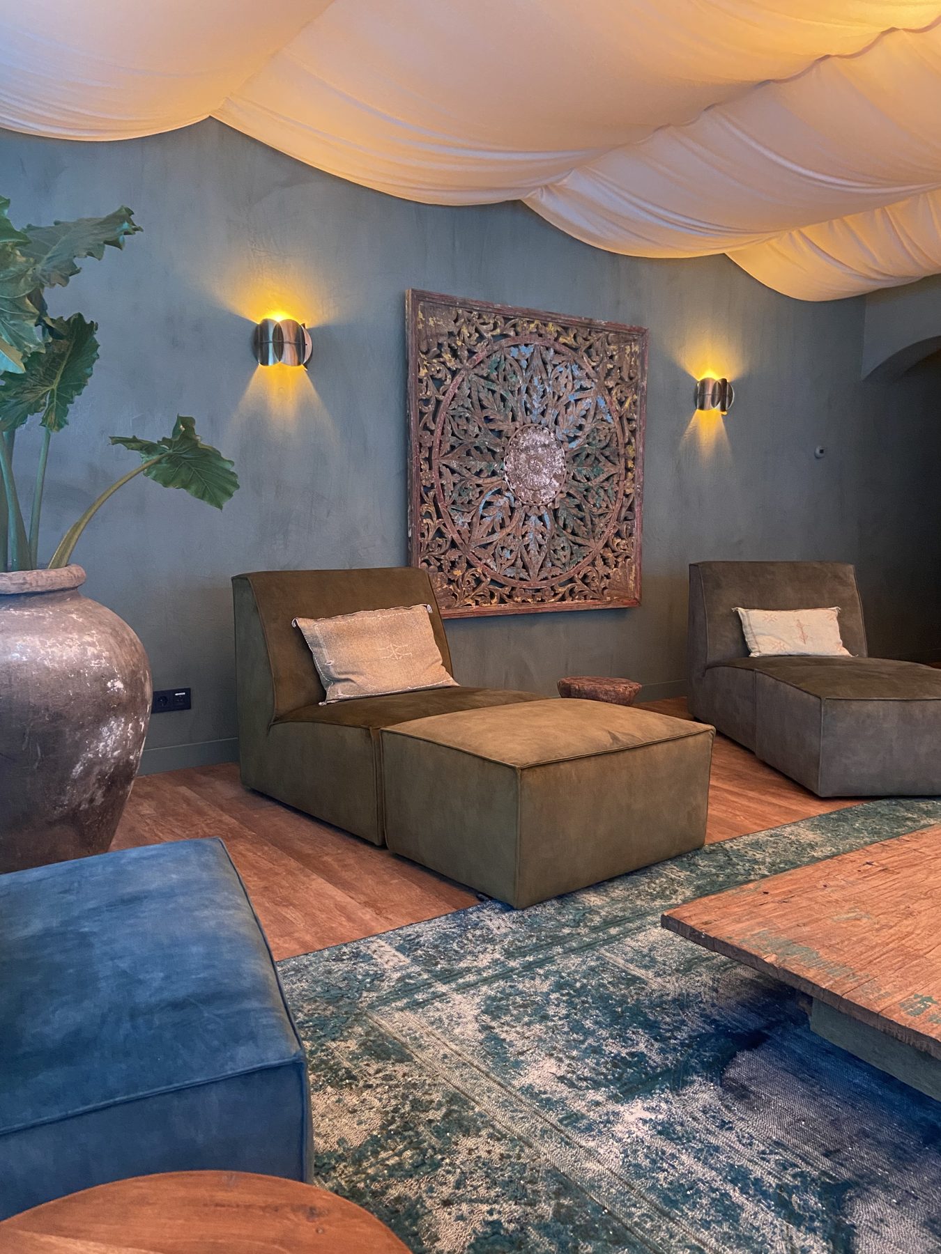 Loungeruimte met blauwgroene wandafwerking