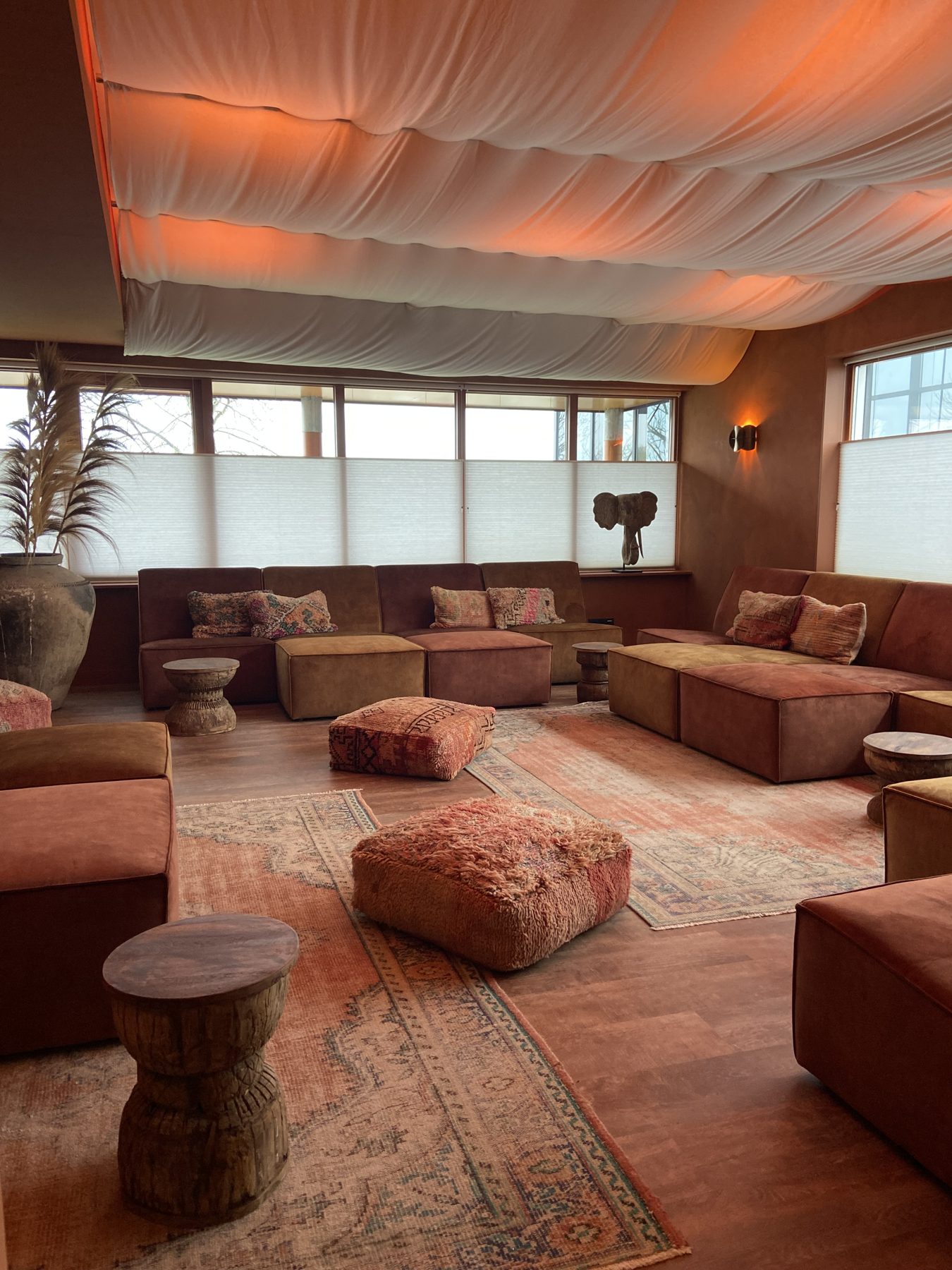 Loungeruimte met warme terracotta wandafwerking