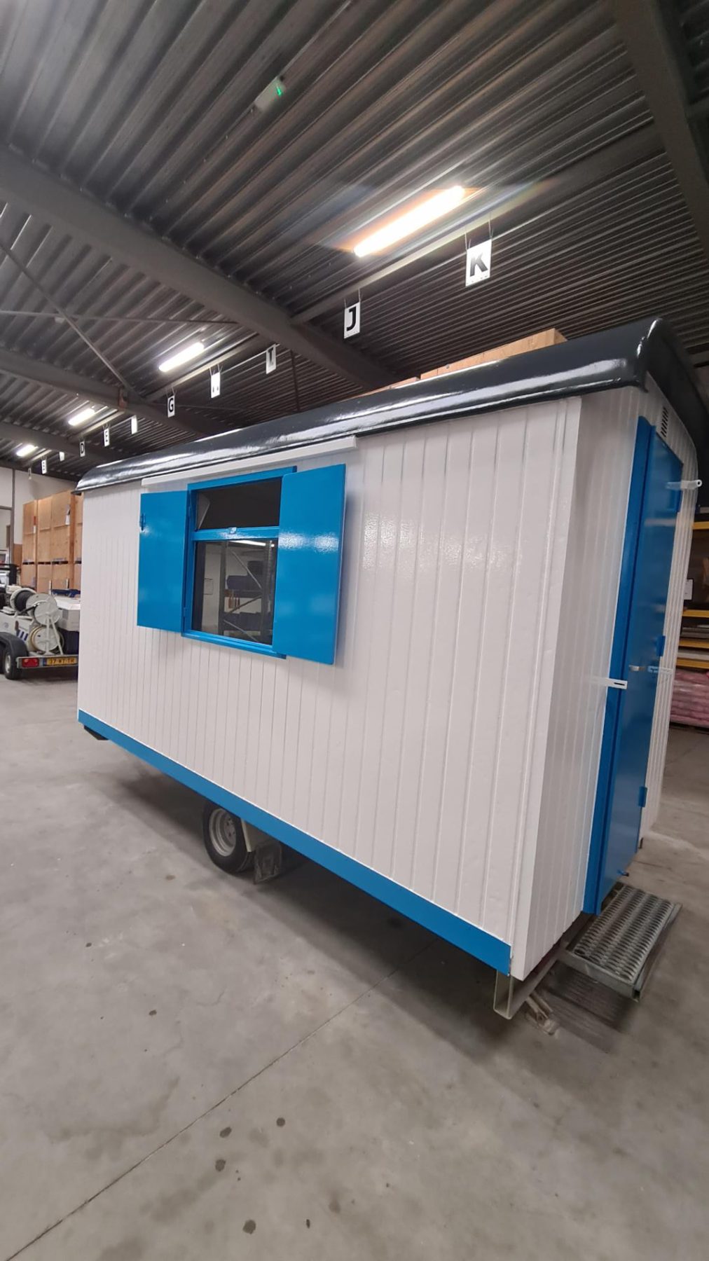 Volledig gespoten bouwkeet in wit, blauw en antraciet