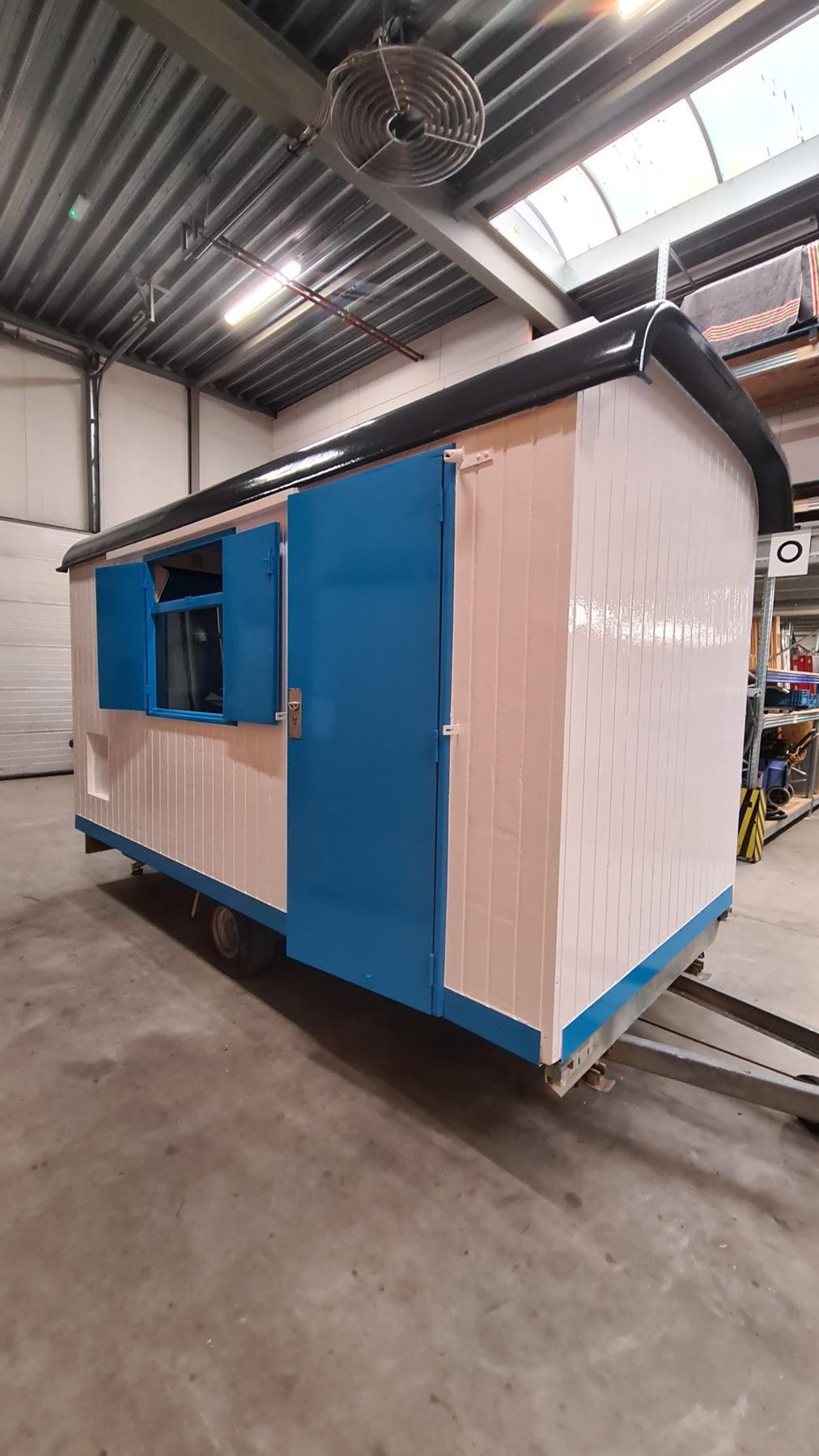 Gespoten bouwunit in wit en blauw