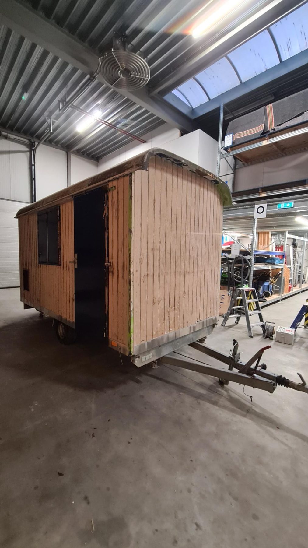 Verweerde houten bouwkeet voor renovatie